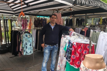 Kaya Mode met Herenkleding op de Markt in Emmen. 